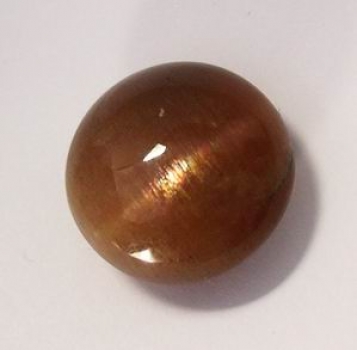 Bra Pris Sällsynt Vacker Gul Brun Solsten Kattöga 8,51 carat Oval Cabochon Fin Kvalitet från Indien Köp Nu!